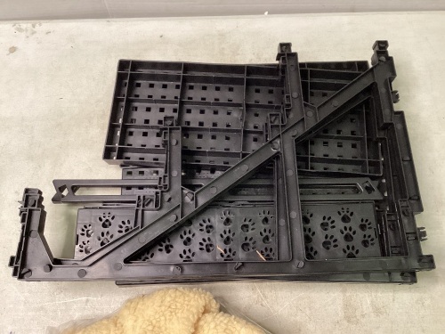 Sherpa covered pet steps - Lot 715