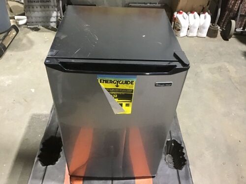 Magic Chef 4.5 cu. ft. Mini Fridge with True Freezer in Stainless Look - Lot 11