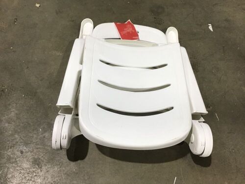 White Plastic Frame Stationary Chaise Lounge Chair - Lot 545