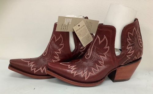 Ariat Womens Boots, 7.5, E-Commerce Return, Sold as is - Lot 427