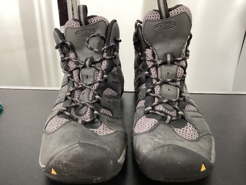 KEEN Targhee II Mid Waterproof Hiking Boots for Men, Size 12 - Lot 168