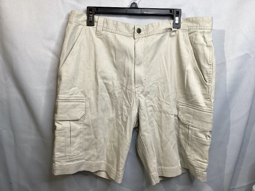 Red Head Cargo Shorts, 38 - Lot 283