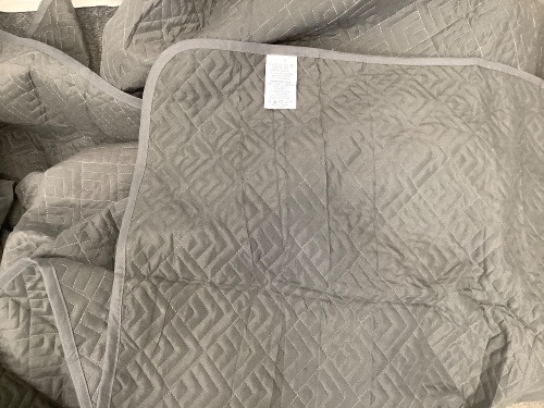 Quilt (119"x127") & 2 Pillowcases - Lot 461