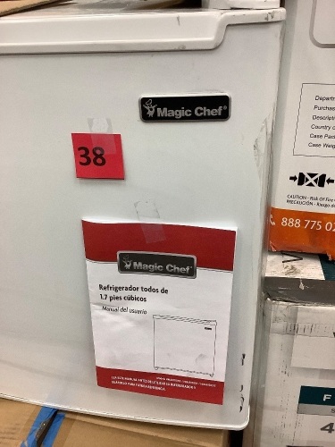 Magic Chef1.7 cu. ft. Mini Fridge White with Freezer - Lot 38