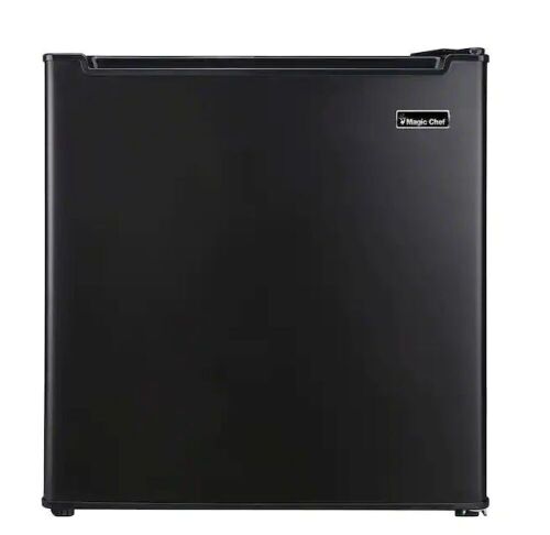 Magic Chef 1.7 cu. ft. Freezerless Mini Fridge - Lot 74