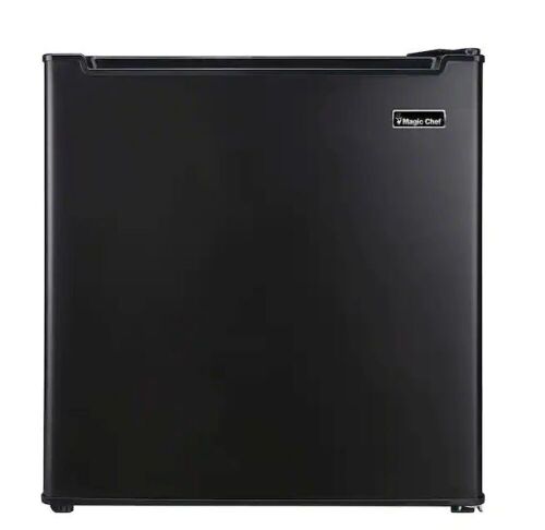 Magic Chef 1.7 cu. ft. Freezerless Mini Fridge - Lot 111