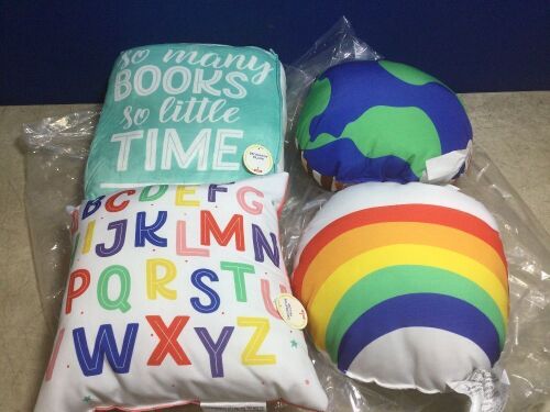 Lot of (4) Throw Pillows - Lot 738