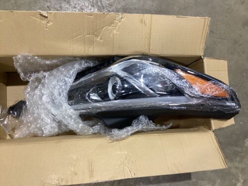 Sonata Right Passenger Side Halogen Headlight for 2015-17 Hyundai Sonata - Lot 868