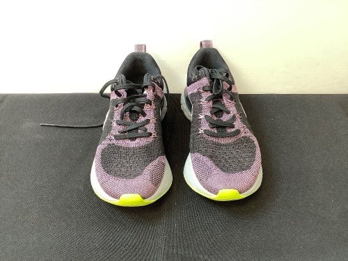 Nike Womens Shoes, 5.5 - Lot 164
