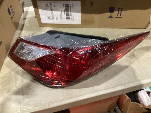 Right Rear Tail Light for Hyundai Sonata 2011-2014  - Lot 861