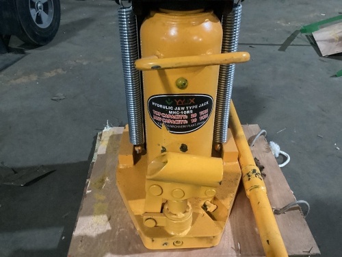 Hydraulic Jaw Type Jack  - Lot 38