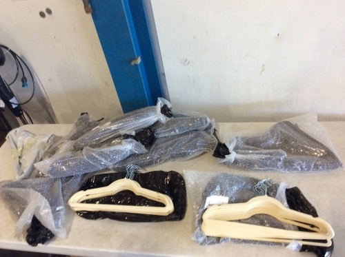 Lot of (100) Hangers - New - Lot 841