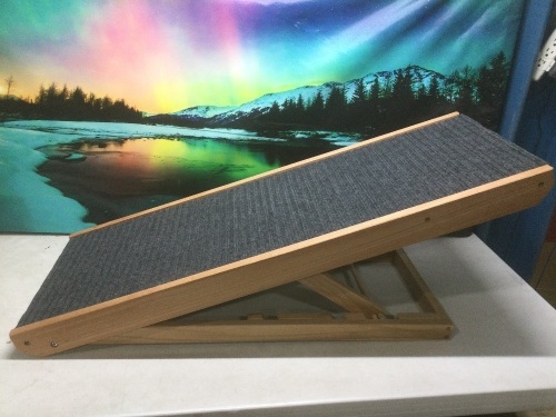 Senneny Wood Pet Ramp - E-Comm Return - Lot 1040