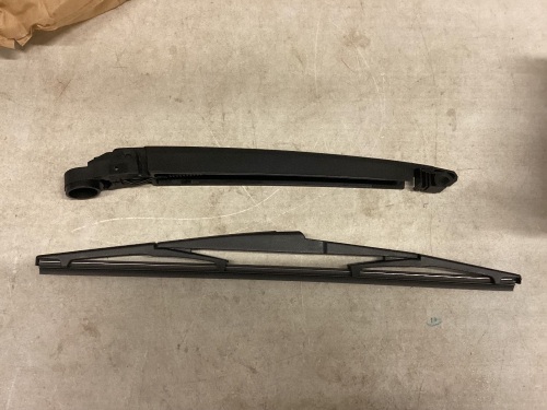 Rear Wiper Arm & Blade for Hyundai Santa Fe 2006-2012 - Lot 186