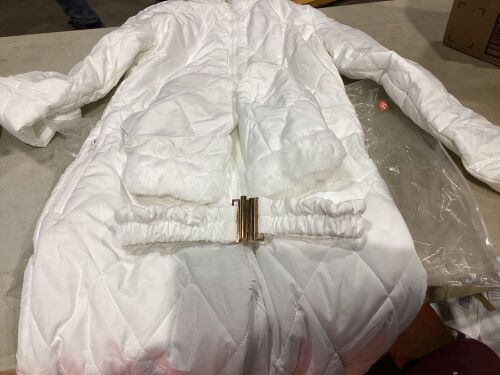Women's One Piece Snow Suit, Med - Looks Small - Lot 679