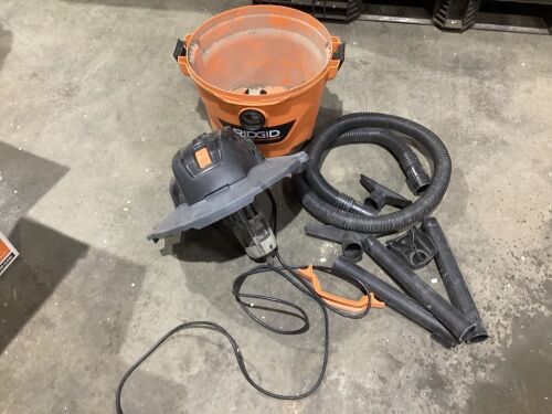 RIGID 9 Gallon 4.25 Peak HP NXT Wet/Dry Shop Vacuum with Filter, Locking Hose and Accessories - Lot 1064