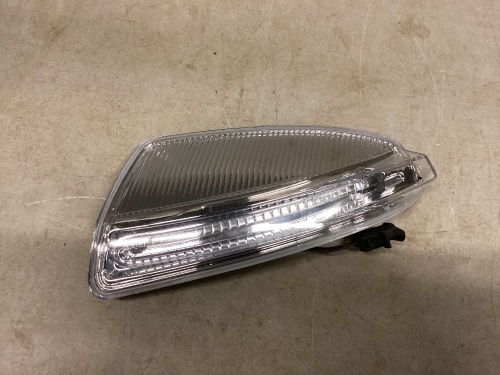 New Left Door Mirror Turn Signal Light For Mercedes-Benz W204 W639 C63 C300 C350 - Lot 331