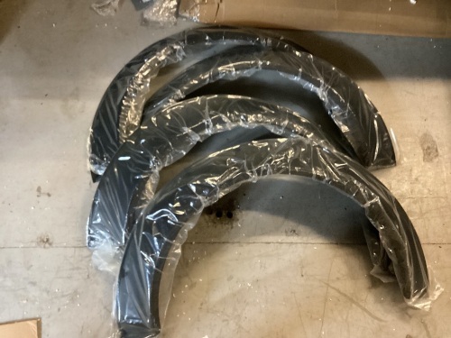 Tire Wheel Well Covers, Model Unknown - Lot 743