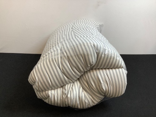 Queen Size Comforter - Lot 85