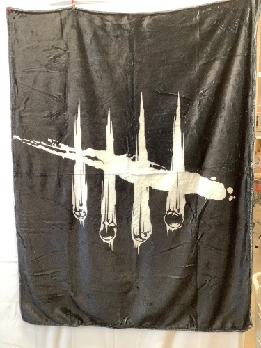 The Huntress Dead Fleece Blanket - Lot 292