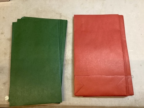 Lot of 16 Gift Bags, Red & Green - Lot 223