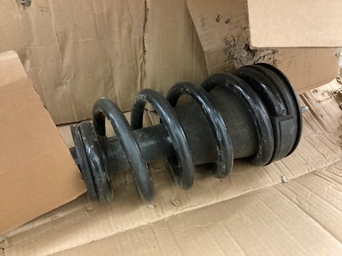 New Front Complete Struts & Coil Spring Assembly For 07-13 GMC Sierra 1500 - Lot 645