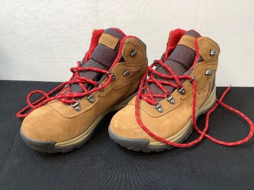 Columbia Womens Boots, 7.5 - Lot 125
