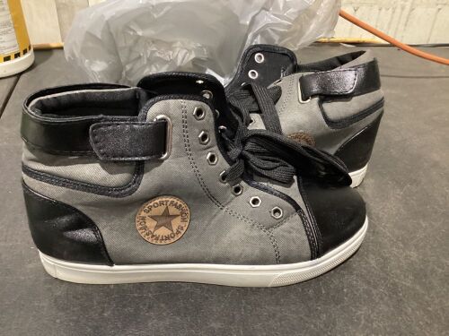 High Top Sneakers - Lot 1199