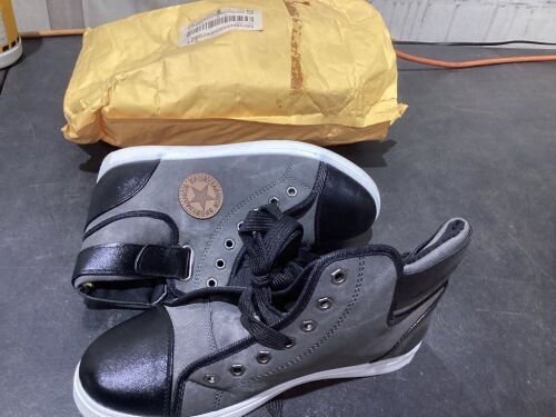 Lot of (2) High Top Sneakers - Lot 1109
