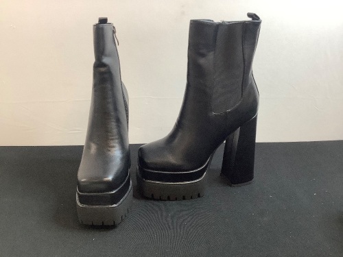Women's Boots Size 8 - Lot 119