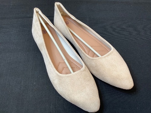 Women's Beige Shoes Size 9 - Lot 429