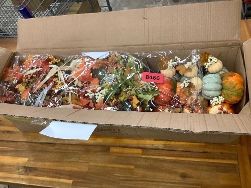 Box of Autumn Decor - Lot 8466