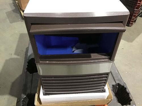 VEVOR 110 lb/H Commercial Ice Maker with 39 lb. Bin - Bent Legs  - Lot 62