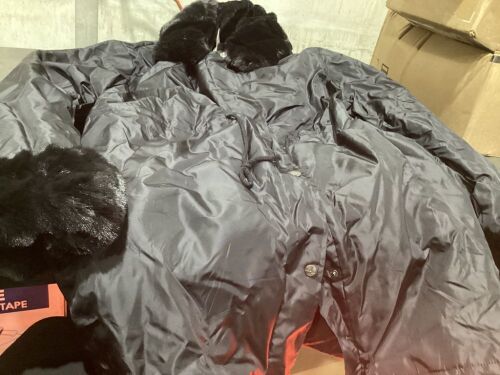 Roiii Women's Faux Fur Coat, 2X - Lot 539
