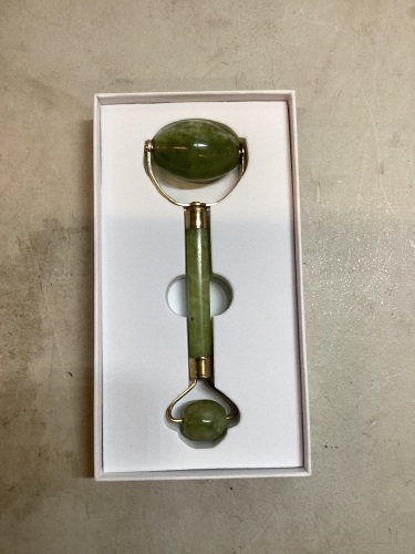 Large Jade Roller Facial Tool - Lot 124