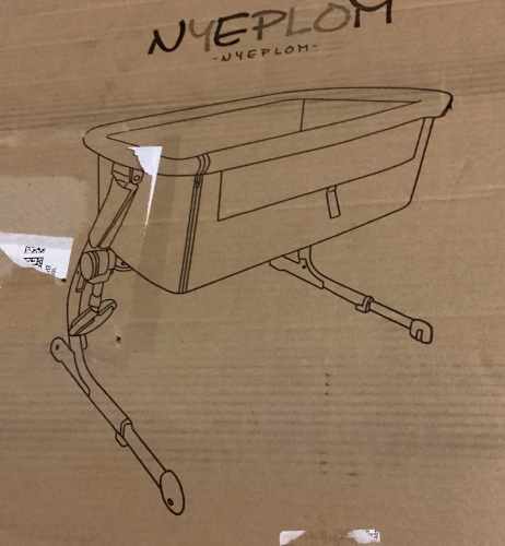 Nyeplom Baby Bedside Sleeper - Lot 303
