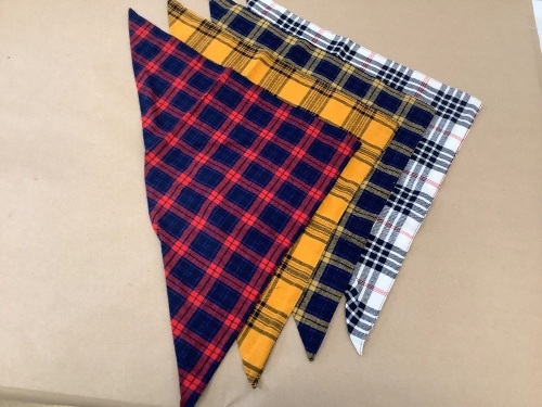4 pk Triangle Hankerchiefs - Lot 259