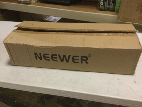 Neewer 1000W Photography Softbox Lighting Kit. Appears New - Lot 440