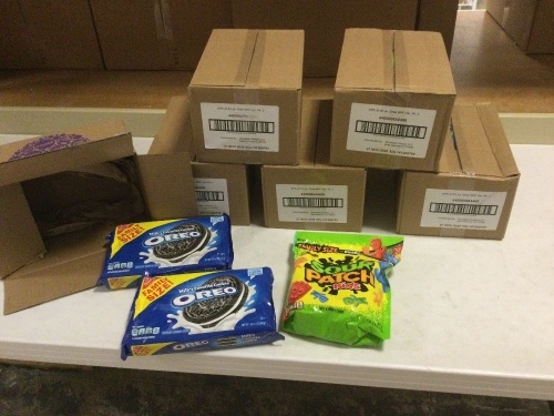 Lot of (6) Variety Packs Each Containing 2 Packs of Oreos, and a Pack of Sour Patch Kids. The Oreos have a Best By date of November 2020. The Sour Patch Kids are Still in date - Lot 3250