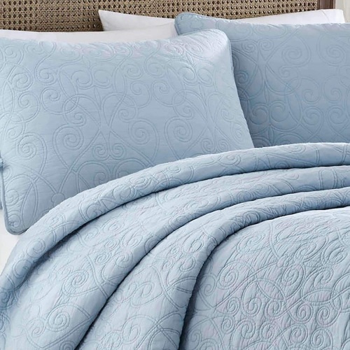Laura Ashley Felicity Collection Reversible Quilt Set, Breeze Blue, King - Appears New   - Lot 442