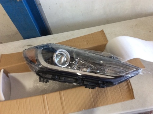 Halogen Headlight Replacement for 2017-18 Hyundai Elantra, Passenger Side - Appears New  - Lot 422