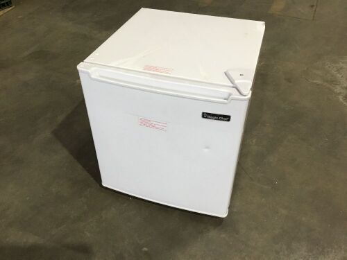 Magic Chef 1.7 cu. ft. Freezerless Mini Fridge - Minor Cosmetic Damage - Lot 100