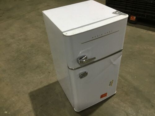 Magic Chef Retro 3.2 Cu. Ft. 2 Door Mini Fridge in White - Light Inside Doesn't Work  - Lot 443