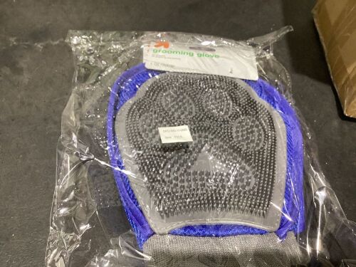 Case of Pet Grooming Gloves  - Lot 868