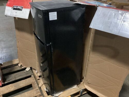 Magic Chef 4.5 cu. ft. 2 Door Mini Fridge in Black with Freezer - Cosmetic Damage, Fridge Door Doens't Close  - Lot 202