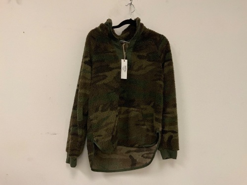 Natural Reflections Camo Sherpa Pullover Ladies, M, Appears New, Sold as is - Lot 436