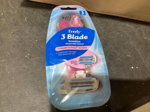 Case of Everly 3 Blade Sensitive Disposable Razors, 3ct  - Lot 971