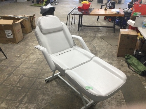 White Massage Chair - Lot 100