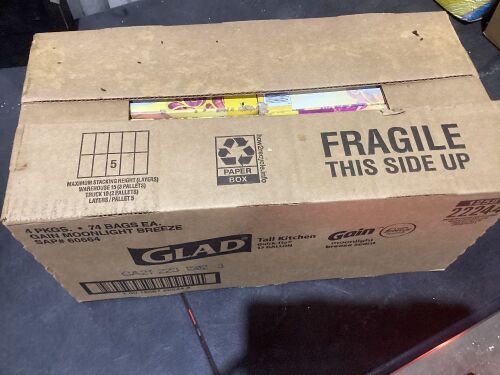 Case of Glad Tall Kitchen Quick-Tie 13 Gallon Trash Bags with Febreeze  - Lot 869