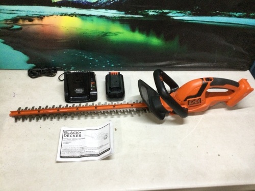 BLACK+DECKER 24" 40V MAX Cordless Hedge Trimmer  - Lot 429